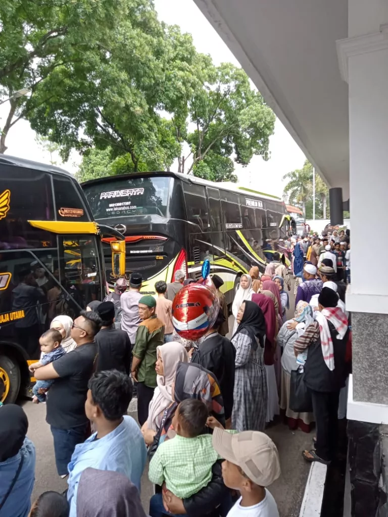 Ratusan Jemaah Haji Asal Garut Gelombang Pertama Tiba, Tiga Orang Dilarikan ke RSUD