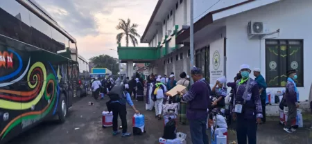 Isak Haru Sambut 442 Jemaah Haji Kloter 10 Karawang yang Tiba di Tanah Air Jemaah Haji Kloter 10 Karawang yang Tiba di Tanah Air