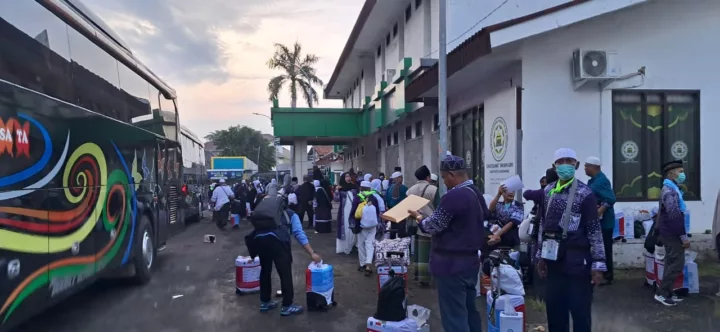 Jemaah Haji Kloter 10 Karawang yang Tiba di Tanah Air