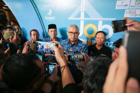 Farhan Pastikan Stok Gas Elpiji 3 Kg di Kota Bandung Aman, Pemkot Siaga Awasi Spekulan Farhan Pastikan Stok Gas Elpiji 3 Kg di Kota Bandung Aman