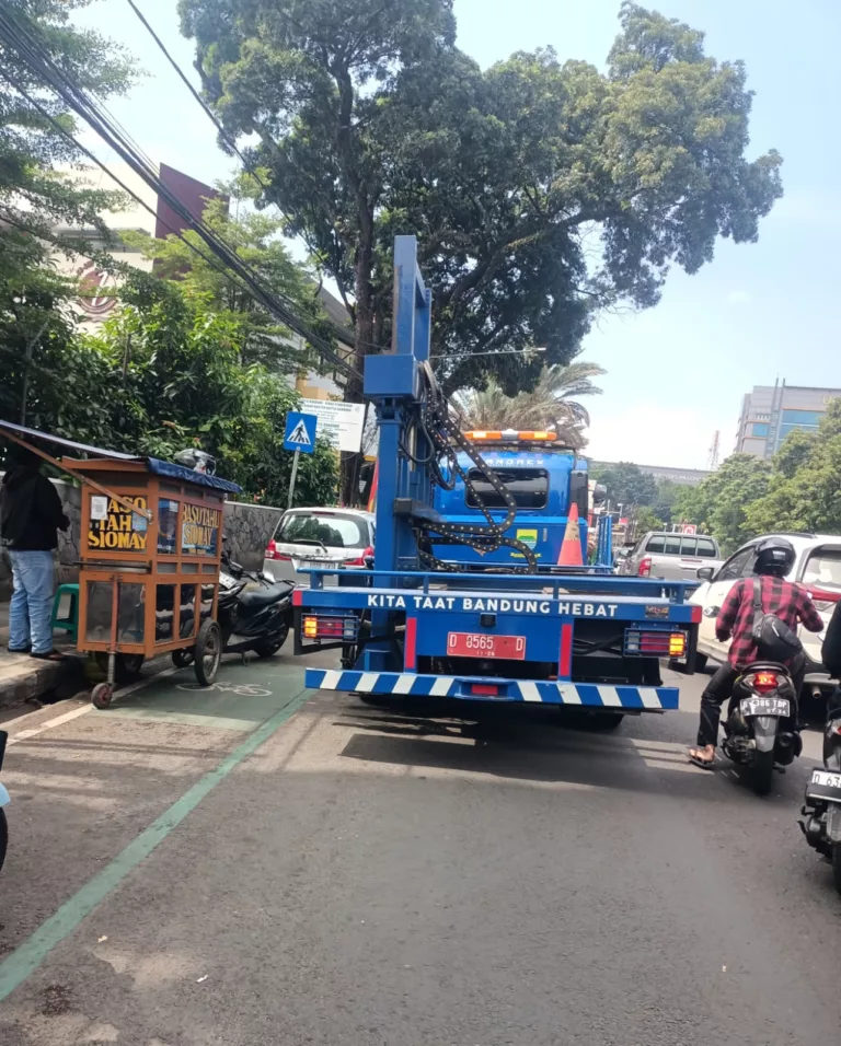 Parkir Liar Merajalela, Penertiban Dishub Kota Bandung Dinilai Terlambat(Sandi/Koranmandala)