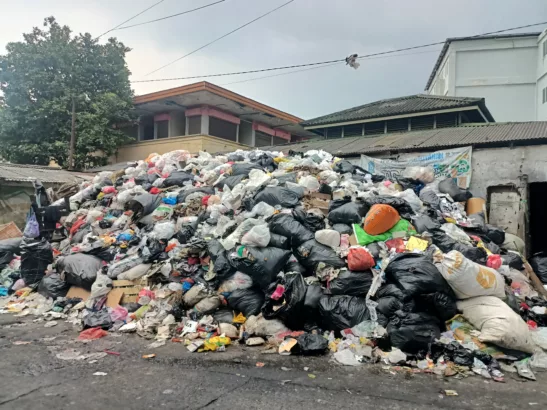 Tumpukan sampah di Pamoyanan Bandung