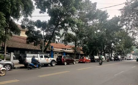 Parkir Liar di Jalan Pajajaran Tak Tersentuh, Dishub Dinilai Abai