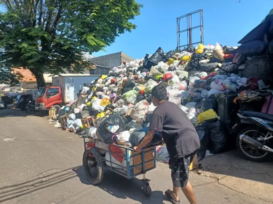 Sampah Menggunung di Pasar Gegerkalong, Warga dan Pedagang Mengeluh