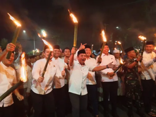 Ribuan Warga Karawang Meriahkan Pawai Obor Sambut Tahun Baru Islam 1447 H