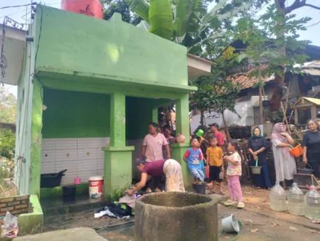Janji Dedi Mulyadi Diingkari, Warga Karawang Masih Minum Air dari Kuburan