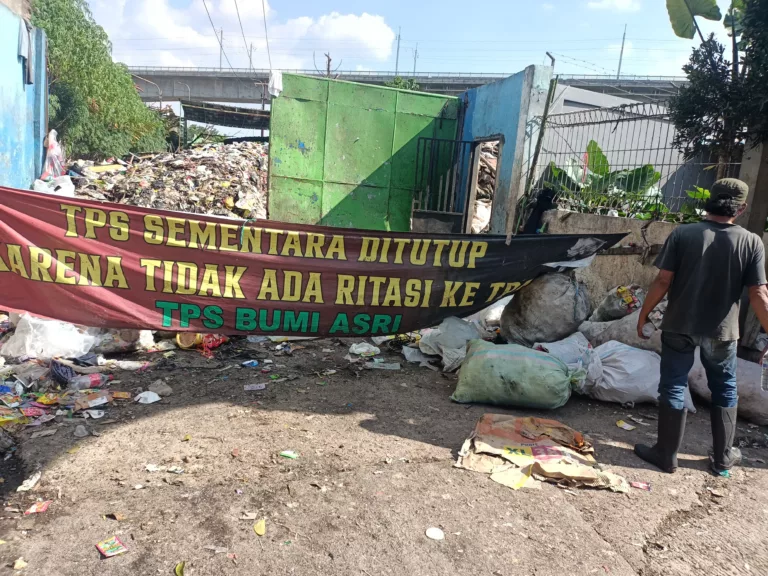 Krisis Sampah di Bandung Memburuk, TPS Bumi Asri Ditutup, Warga Resah
