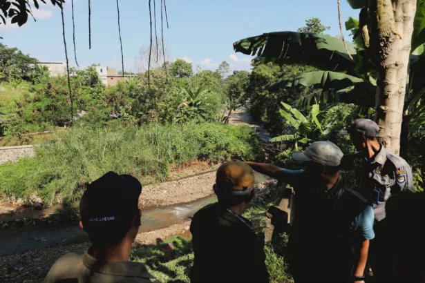 Wakil Wali Kota Bandung Erwin Tinjau lokasi pembangunan Jembatan Pasir Impun