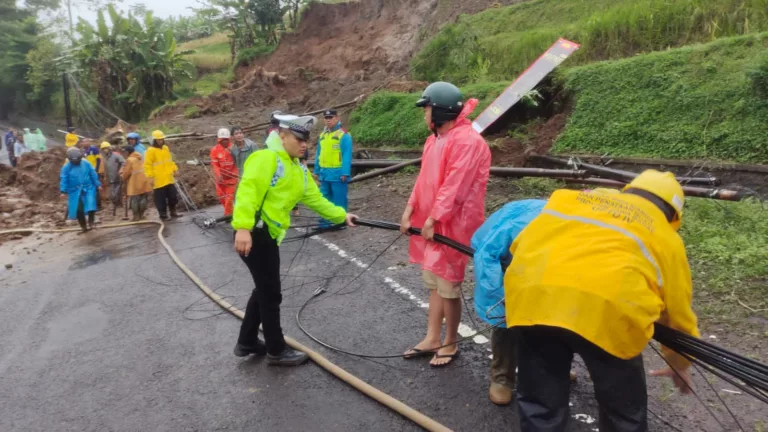 Longsor di Jalur Garut–Tasik Berulang, Rekayasa Lalu Lintas Jadi Solusi Darurat yang Terus Diulang