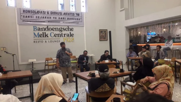Aktivis 98 gelar diskusi bertajuk “Saksi Sejarah ’98 dari Bandung” di BMC 1928, Jalan Aceh