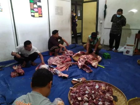 DLHK Karawang Imbau Panitia Kurban Idul Adha Terapkan Prinsip Ramah Lingkungan mengelola daging hewan kurban