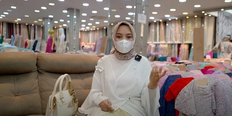 Nissa Khoirina Bagikan Tips Belanja Kain untuk Bisnis Fashion Nissa Khoirina bagikan tips memilih kain untuk bisnis fashion