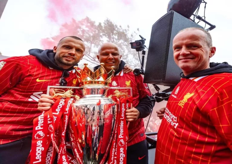 Pelatih keturunan Maluku, Johnny Heitinga, akan menggantikan posisi Arne Slot di Liverpool