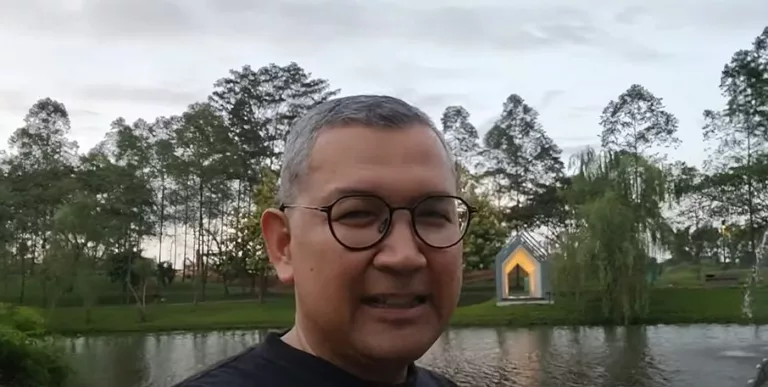 Prof. Tirta Mursitama Bagikan Tips agar Skripsi Cepat Selesai Prof. Tirta Mursitama bagikan tips agar skripsi cepat selesai