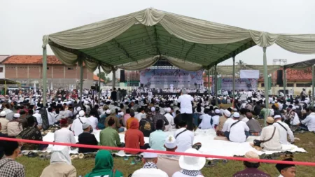 Warga mengikuti Istighosah Kubro Menjaga Kedaulatan Bangsa yang digagas oleh DPP dan DPD Front Persaudaraan Islam (FPI) sebagai bentuk protes atas pelaksanaan proyek Pantai Indah Kapuk 2