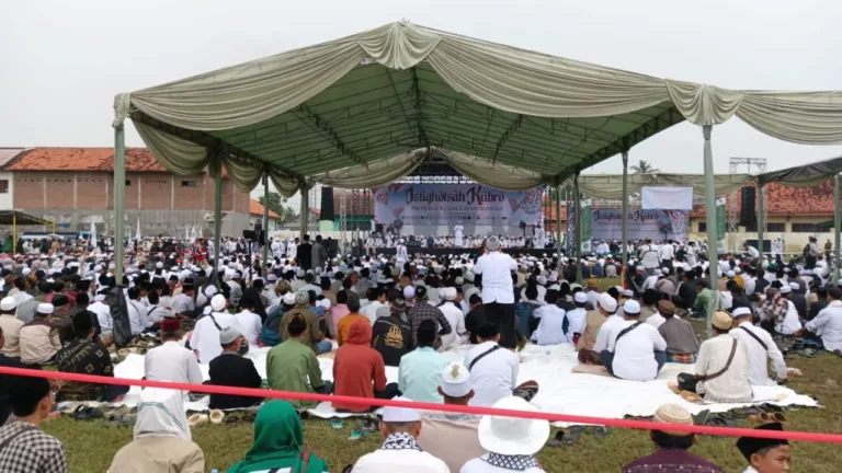 Warga mengikuti Istighosah Kubro Menjaga Kedaulatan Bangsa yang digagas oleh DPP dan DPD Front Persaudaraan Islam (FPI) sebagai bentuk protes atas pelaksanaan proyek Pantai Indah Kapuk 2