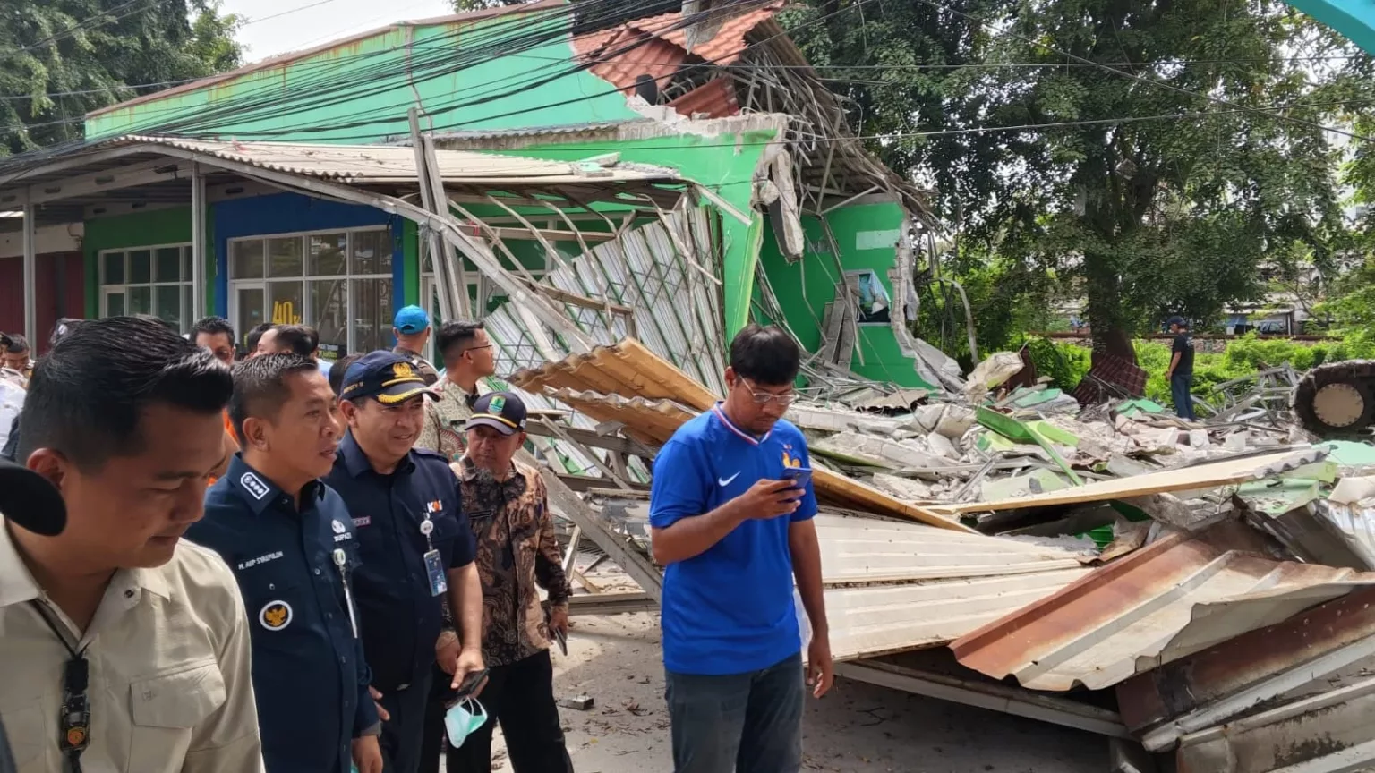Penertiban Bangunan Liar di Lahan PT KAI Karawang Dipimpin Langsung Bupati Penertiban Bangunan Liar di Lahan PT KAI Karawang Dipimpin Langsung Bupati