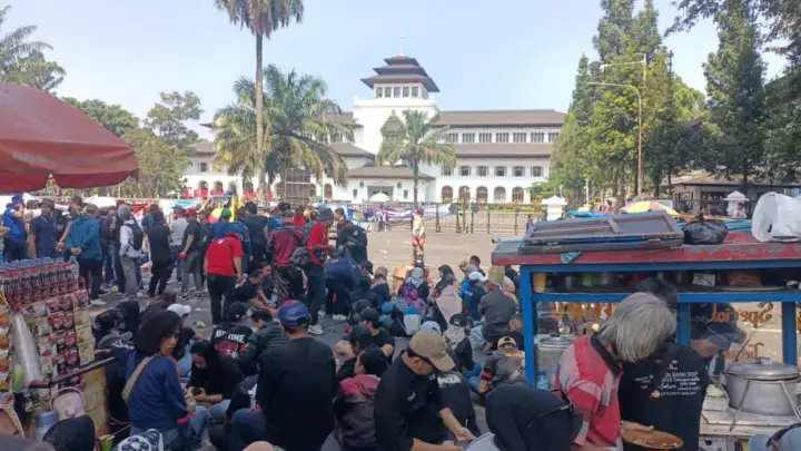 Ratusan pelaku sektor pariwisata di Jawa Barat turun ke jalan menuntut keadilan