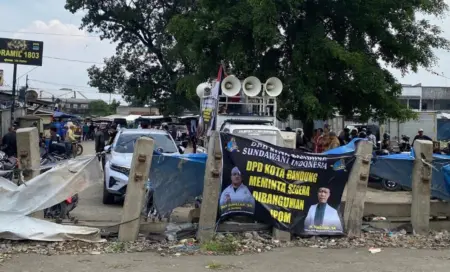 Puluhan warga bersama Ormas Sundawani menggelar aksi damai menuntut Pemerintah Kota Bandung segera merealisasikan pembangunan JPOM