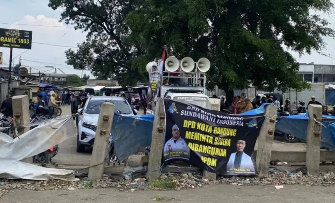 Puluhan warga bersama Ormas Sundawani menggelar aksi damai menuntut Pemerintah Kota Bandung segera merealisasikan pembangunan JPOM