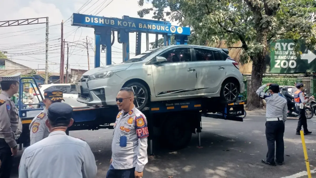 Dishub Kota Bandung Menderek Mobil yang Parkir Sembarangan