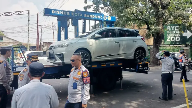 Dishub Kota Bandung Menderek Mobil yang Parkir Sembarangan