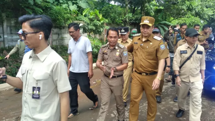 Erwin Meninjau Lokasi Jalan Naradireja yang Rusak Parah dan Rawan Kejahatan