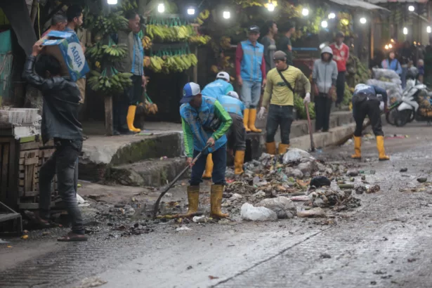 Petugas kebersihan sedang membersihkan sampah di pasar Gedebage