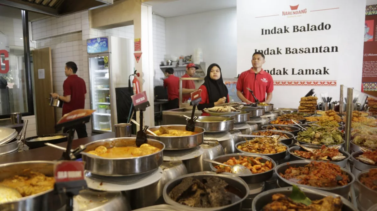 Unik dan Lamak Bana! Makan Padang Alas Nampan Cuma di Narendang 
