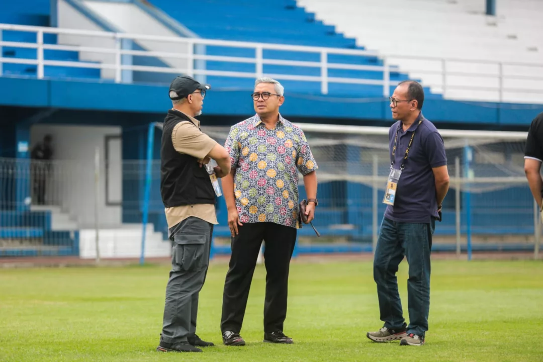 Walikota Bandung Farhan saat meninjau Lapang Sidolig, untuk latihan tim yang berlagak di Piala Presiden 2025
