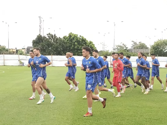 Pemain Persib Bandung gelar latihan di lapangan pendamping Stadion Gelora Bandung Lautan Api Senin 7 Juli 2025.