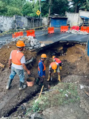 Jalan Sangkuriang Barat Cimahi Longsor Sedalam Tiga Meter Akibat Hujan Deras