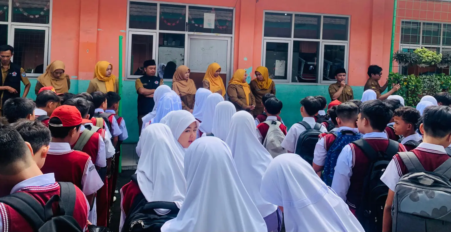 Ilustrasi Para Siswa Masuk Sekolah