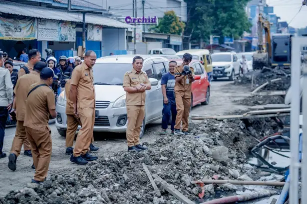 Bupati Tinjau Proyek Drainase di Jalan Niaga,Tegaskan Pengerjaan Jangan Molor !!