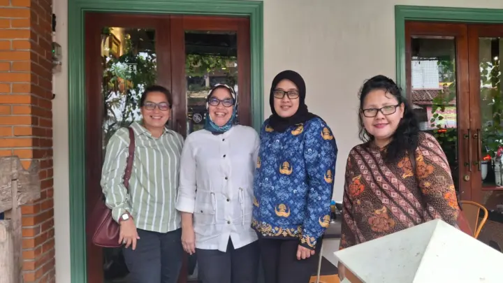 Jelajah SAPA, Menteri PPPA Bagikan 300 Paket Bantuan untuk Anak-anak di Kampung Pemulung Bekasi