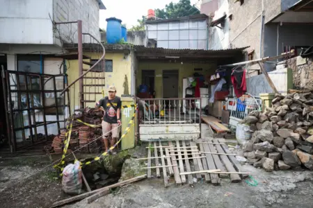 Tinjau Longsor dan Jalan Rusak di Sukajadi, Erwin: Segera Diperbaiki