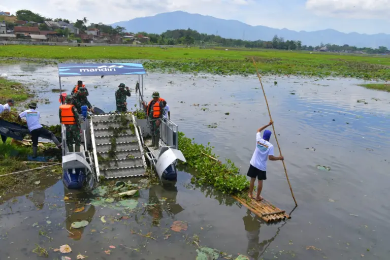 Gubernur Jabar Dorong Revitalisasi Situ Bagendit: “Rawat Alam dengan Hati, Bukan Sekadar Menikmati” Gubernur Jabar Dorong Revitalisasi Situ Bagendit: "Rawat Alam dengan Hati, Bukan Sekadar Menikmati"