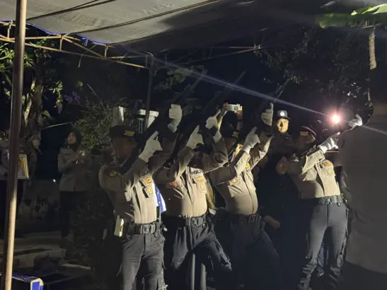 Tembakan Kehormatan Iringi Kepergian Bripka Cecep: Polres Garut Gelar Upacara Pemakaman Penuh Haru