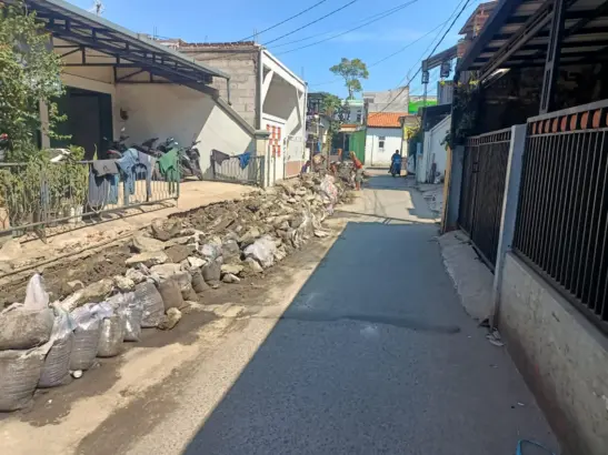Warga dan Pengendara Keluhkan Dampak Proyek Perbaikan Selokan di Babakansari