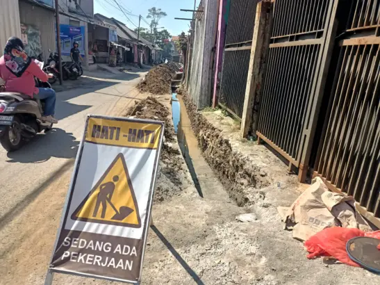 Antara Tugas dan Keluhan Warga, Kepala Pekerja Janjikan Percepatan Perbaikan Selokan di Babakan Sari