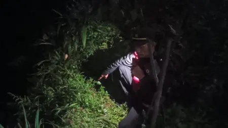 Pria Ditemukan Tewas di Kubangan Air Kendi, Polsek Cikajang Duga Terpeleset dari Tebing Pria Ditemukan Tewas di Kubangan Air Kendi, Polsek Cikajang Duga Terpeleset dari Tebing