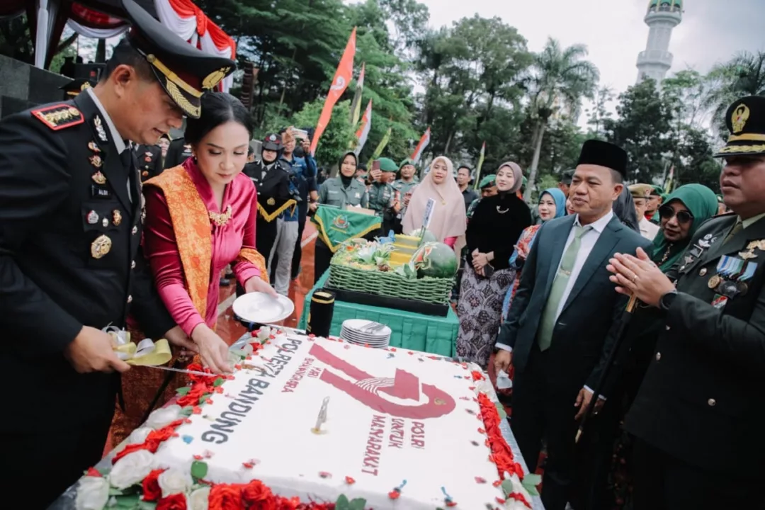 Kapolresta Bandung, Aldi Subartono, Potong Kue saat HUT Bhayangkara ke-79