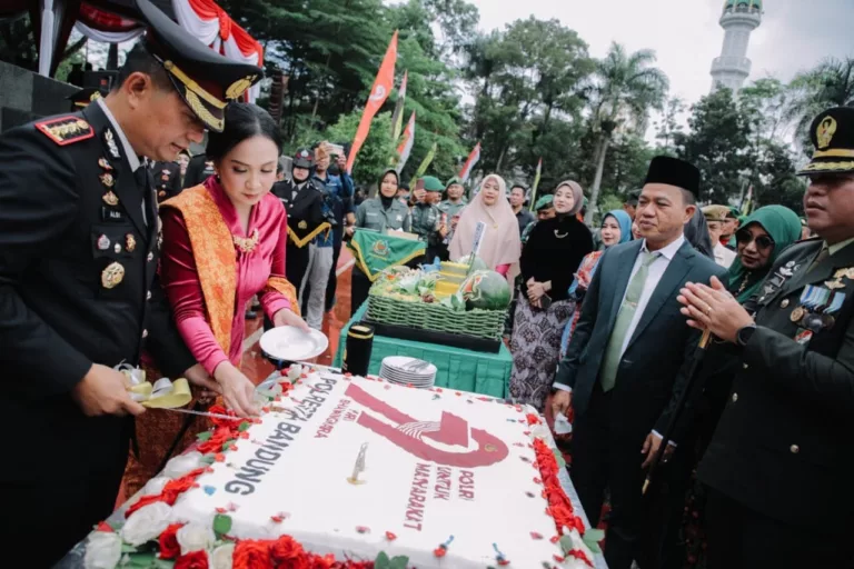 Kapolresta Bandung, Aldi Subartono, Potong Kue saat HUT Bhayangkara ke-79