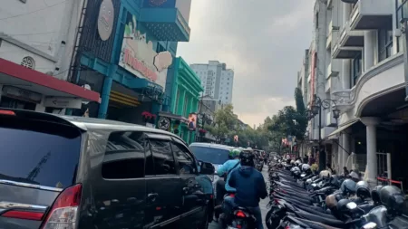 Kemacetan dan Parkir Liar Rusak Wajah Estetik Heritage Braga Kota Bandung Petugas kebersihan sedang membersihkan sampah di pasar Gedebage