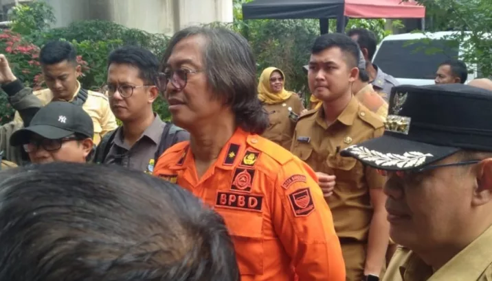 Kepala Dinas PU Kota Bandung, Didi Ruswandi Meninjau Jalan Rusak dan Banjir di Perbatasan Kota dan Kabupaten Bandung