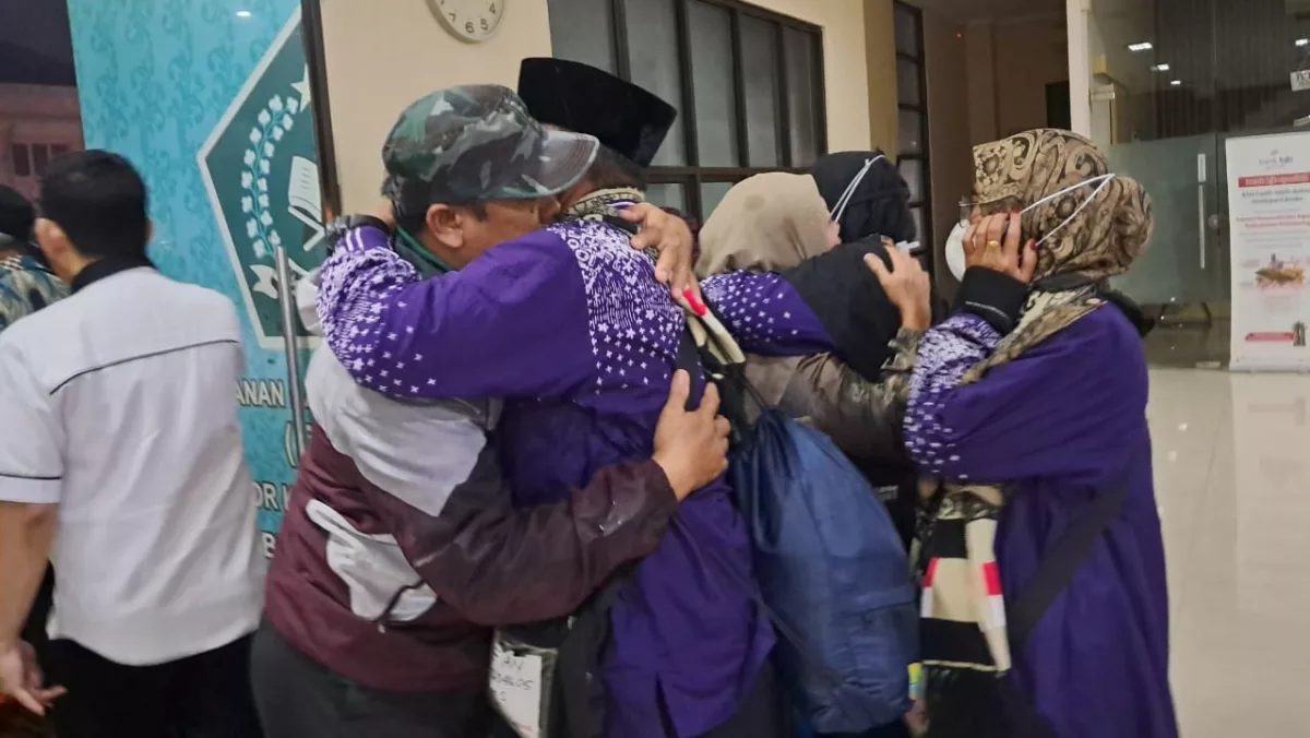 Kepulangan 7 Bersaudara Jamaah Haji Karawang Disambut Haru Keluarga