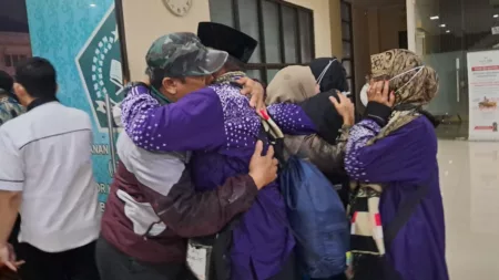 Tujuh Saudara Pulang Haji Bersama, Disambut Haru Warga Karawang Saat Hujan Kepulangan 7 Bersaudara Jamaah Haji Karawang Disambut Haru Keluarga