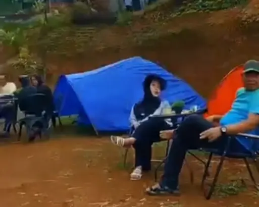 Lembah Cipahoman, yang terletak di Desa Barudua–Bakom, Kecamatan Malangbong. Wisata alam ini menawarkan keindahan lanskap berbukit,