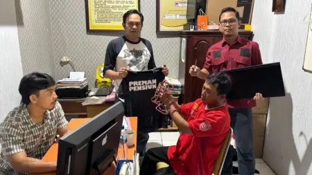 Bongkar Tembok dan Bobol Pelapon, Tukang Parkir Gasak Brankas Richeese Factory Kuningan Polisi Periksa Tukang Parkir Gasak Brankas Richeese Factory Kuningan