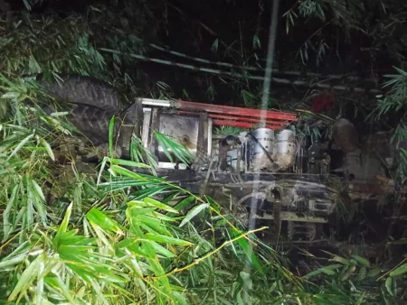 Crane Terjun ke Jurang di Samarang Garut, Dua Korban Luka Ringan Mobil Crane Jatuh ke Jurang di Ciarileu Kamojang